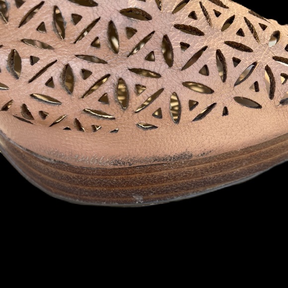 Adrienne Vittadini Laser Cut Tan Nude Slingback Open Toe Heels Size 10 M READ - Picture 8 of 13